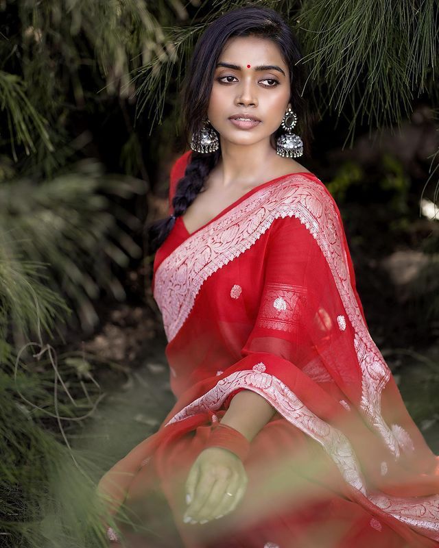 Elegant Red Saree with Delicate Silver Woven Details